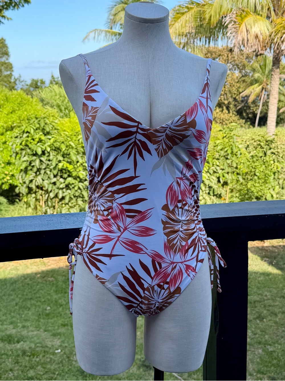 Roxy Tropical Print Side-Tie Swimsuit Size Medium tried on never worn 🌺 - Picture 1 of 4